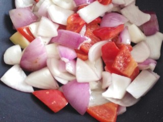 6、菜谱#剁椒鳙鱼頭浓汤#(创建于14/9~2017),锅内畄少许油，煸香洋葱和红椒。