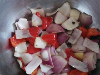 7、菜谱#剁椒鳙鱼頭浓汤#(创建于14/9~2017),煸香的洋葱和红椒倒入汤锅内。