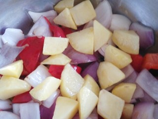 8、菜谱#剁椒鳙鱼頭浓汤#(创建于14/9~2017),再倒入炸制过的土豆。