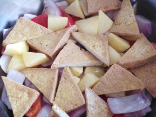 9、菜谱#剁椒鳙鱼頭浓汤#(创建于14/9~2017),再倒入炸煎过的豆腐。