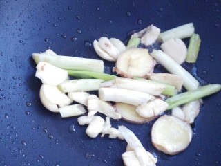 10、菜谱#剁椒鳙鱼頭浓汤#(创建于14/9~2017),起锅注油，煸香葱、姜、蒜。