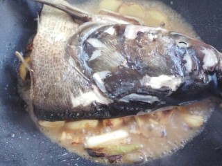 11、菜谱#剁椒鳙鱼頭浓汤#(创建于14/9~2017),放入鲢鱼头，煎制片刻。