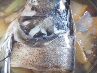 12、菜谱#剁椒鳙鱼頭浓汤#(创建于14/9~2017),然后倒入汤锅内，调味，料酒、醋、白糖、胡椒粉、盐、天然热水，大火烧开，转小火烧制20分钟。