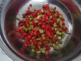 13、菜谱#剁椒鳙鱼頭浓汤#(创建于14/9~2017),青红椒洗净，切成米粒。