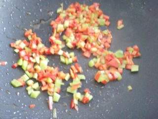 14、菜谱#剁椒鳙鱼頭浓汤#(创建于14/9~2017),起锅注少许油，煸香青红椒。