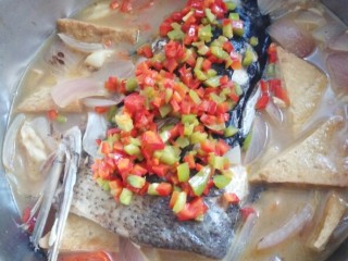 15、菜谱#剁椒鳙鱼頭浓汤#(创建于14/9~2017),倒入鲢鱼头上，然后再焖制3分钟。