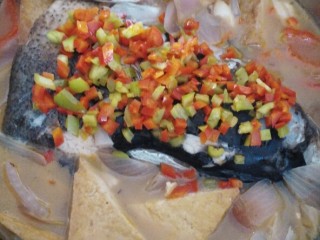 16、菜谱#剁椒鳙鱼頭浓汤#(创建于14/9~2017),成熟后，放入少许味精和香油，即成，Ok。关火出锅。