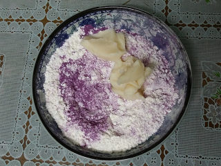 4、双色蛋黄酥,将油酥材料：猪油15克、紫薯粉10克和低筋面粉20克放入盘中