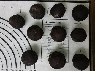 8、双色蛋黄酥,包好后盖膜备用（同样温度高需放冰箱冷藏）