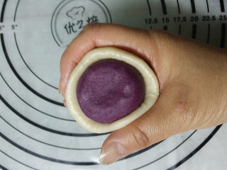 11、双色蛋黄酥,用虎口慢慢推移包住油酥