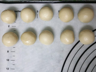12、双色蛋黄酥,依次做好后、同样需盖膜松驰20分钟