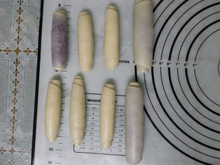 13、双色蛋黄酥,依次卷好后盖膜松驰20分钟