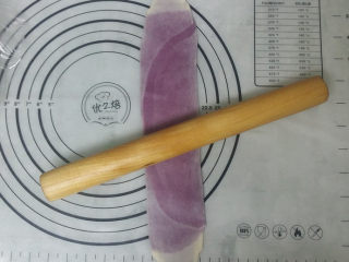 14、双色蛋黄酥,接着将每个面卷压扁、再擀成小长片状