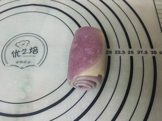 15、双色蛋黄酥,自上向下卷起后同样盖膜松驰20分钟