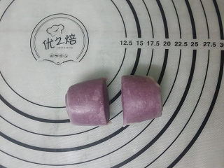 16、双色蛋黄酥,取一紫色面卷用刀切开（另一份紫色面卷同样方法）