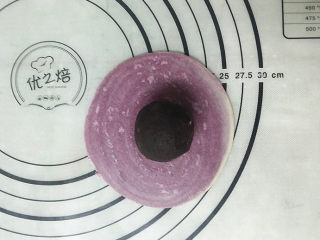 17、双色蛋黄酥,压扁后擀成擀成中间厚、四周薄的圆片，漂亮一面朝下放上豆沙蛋黄球