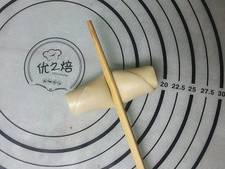 19、双色蛋黄酥,此时来做原味蛋黄酥：取原味面卷用根筷子在收口中间摁一下后对折