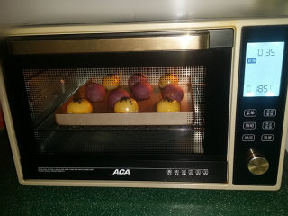 23、双色蛋黄酥,送入预热好的烤箱中层：175度、上下火