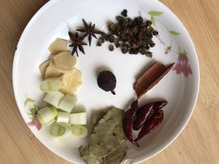 4、五香鹰嘴豆～健康满分的小零嘴,八角，花椒，桂皮，草果，香叶，辣椒干洗干净，沥干水份