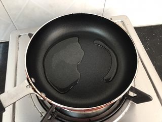 6、五香鹰嘴豆～健康满分的小零嘴,锅烧热，下一勺油