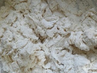 1、冷藏都不开裂的柔软春饼,开水倒入面粉，边倒边用筷子搅拌成絮状。开水要慢慢加入，不要一次性加入啊。注意，必须是开水！这才是决定饼软的关键。