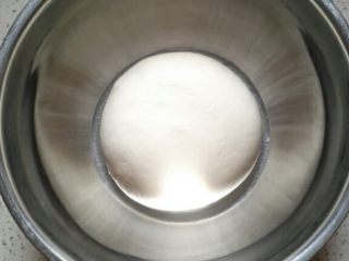 2、冷藏都不开裂的柔软春饼,面稍凉不烫手时，揉成光滑的面团，加盖饧面30分钟