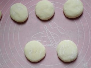 3、冷藏都不开裂的柔软春饼,平均分成约25-30克左右的剂子，剂子个数要成对
