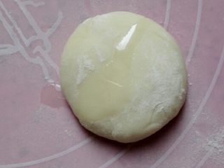 4、冷藏都不开裂的柔软春饼,取一个剂子，表面滴一滴玉米油，放玉米油是为了防止两个剂子粘在一起