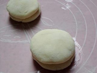 5、冷藏都不开裂的柔软春饼,把另一个剂子盖在上面，转动一下，使油均匀涂抹在两个剂子中间，按扁