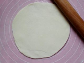 6、冷藏都不开裂的柔软春饼,擀成圆圆的薄饼