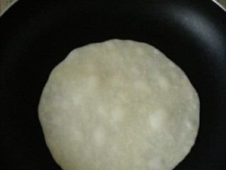 7、冷藏都不开裂的柔软春饼,平底锅小火，放入饼，起泡后翻面