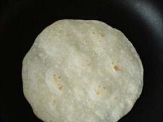 8、冷藏都不开裂的柔软春饼,看到翻过的面表面有淡淡的黄咖，另一面也起泡后，就熟了。依次做好所有的，放在有盖的容器里保存