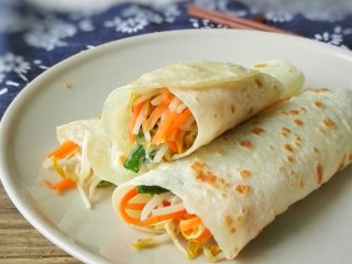 10、冷藏都不开裂的柔软春饼,吃的时候从中间撕开，取一张小饼，抹上面酱，夹些韭菜鸡蛋、炒绿豆菜、炒粉丝、炒面筋丝、葱丝、黄瓜条等，卷起，美味！