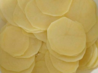 3、薯片～家庭版,切好后用你水浸泡，去除淀粉