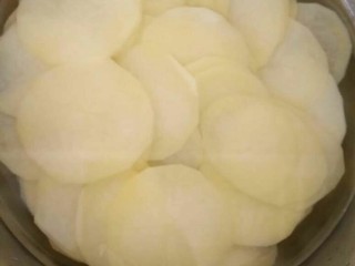 4、薯片～家庭版,去好淀粉的土豆片，放进冰箱冷藏一小时后取出，除去多余水分进行炸制