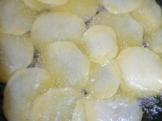 5、薯片～家庭版,炸制过程油温不要高，慢慢小火炸制。
