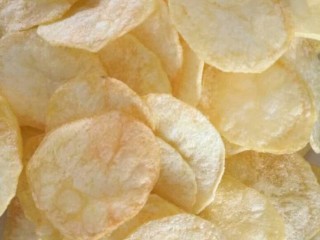 6、薯片～家庭版,炸制稍微变色，硬度刚好出锅。