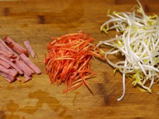 2、快手炒面,火腿肠切片,胡萝卜切丝,豆芽备好