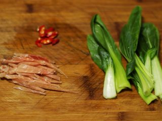 3、快手炒面,猪肉切丝,小米辣切碎,青菜洗干净备好