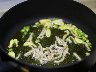 6、快手炒面,下肉丝翻炒