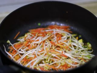 7、快手炒面,下豆芽和胡萝卜翻炒