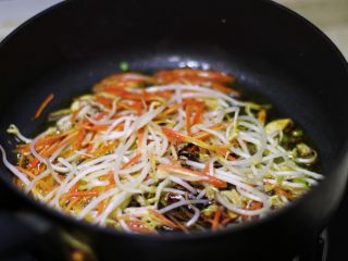 8、快手炒面,加盐,生抽,老抽翻炒