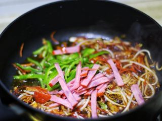 9、快手炒面,加青椒,火腿肠