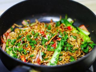 11、快手炒面,出锅前撒香葱,小米椒,鸡精