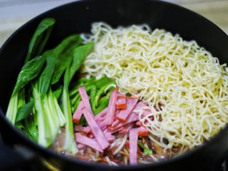 10、快手炒面,加面条,迅速翻炒,使其均匀裹上汤汁