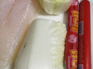 1、菜谱#佛手观音莲花白菜#(创建于16/11~2017),食材:龙利鱼、娃娃菜、白菜帮、火腿肠。