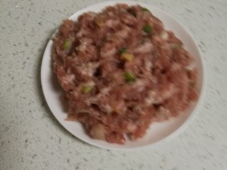 2、菜谱#佛手观音莲花白菜#(创建于16/11~2017),经用葱姜、料酒、盐腌制好的瘦肉馅。