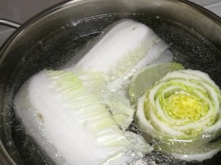 4、菜谱#佛手观音莲花白菜#(创建于16/11~2017),白菜邦和娃娃菜焯水，半熟，捞起放晾。