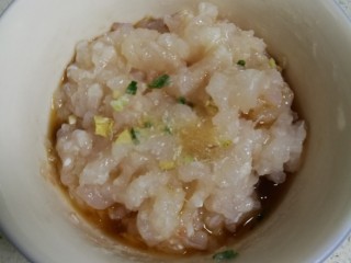 6、菜谱#佛手观音莲花白菜#(创建于16/11~2017),龙利鱼剁成松茸，腌制时放入葱姜、盐、料酒、胡椒粉，要15分钟。