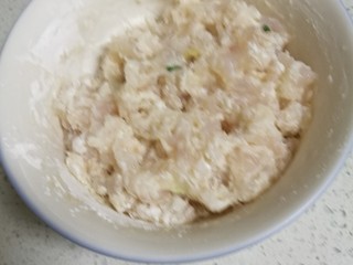 7、菜谱#佛手观音莲花白菜#(创建于16/11~2017),经腌制的龙利鱼放入玉米定粉上浆。